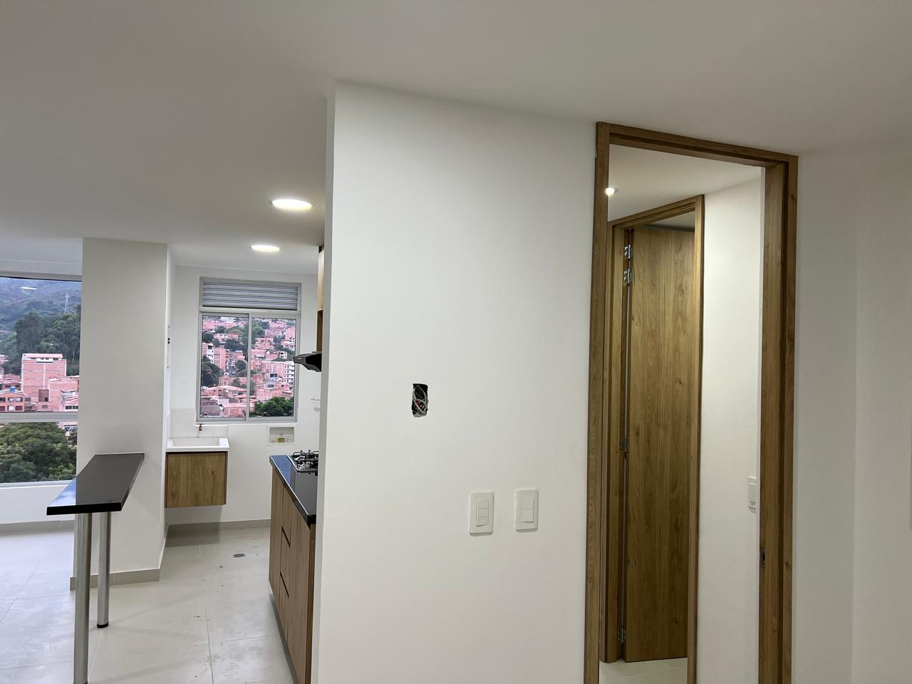 Cocina y puerta de la habitación principal