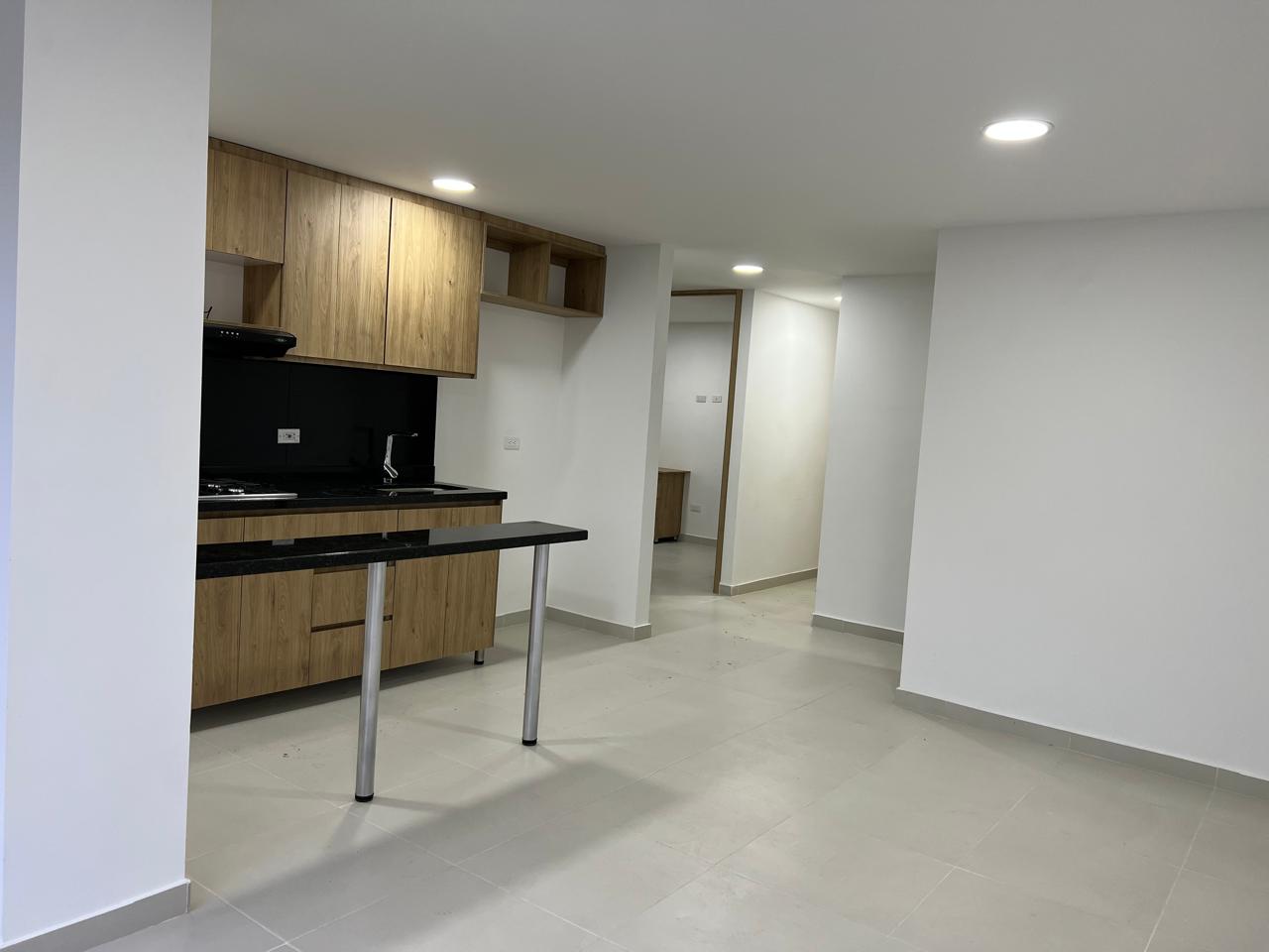 Cocina con barra y pasillo hacia las habitaciones