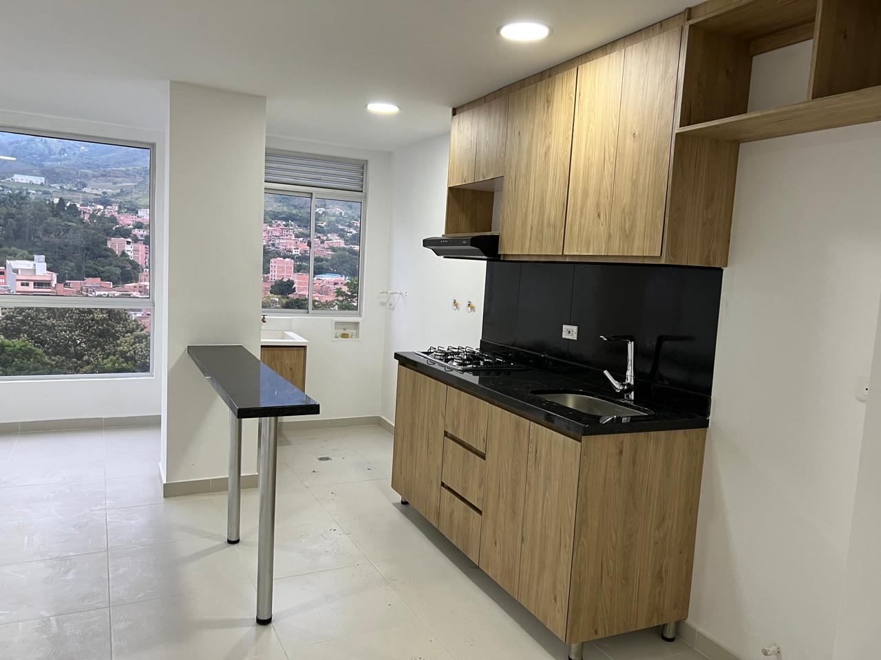 Cocina con barra y zona de ropas junto a la ventana