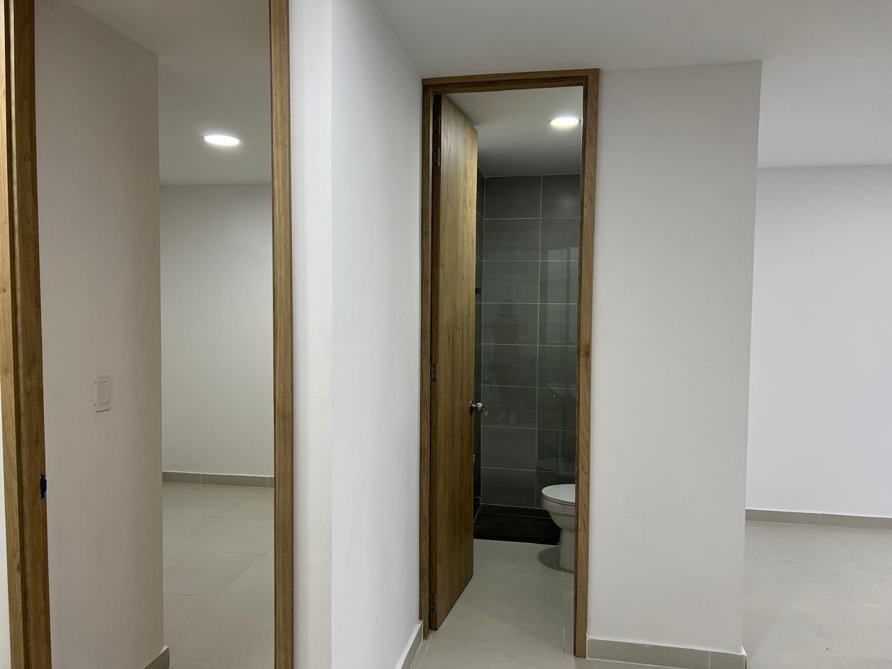 Puertas de la habitación 2 y del baño social