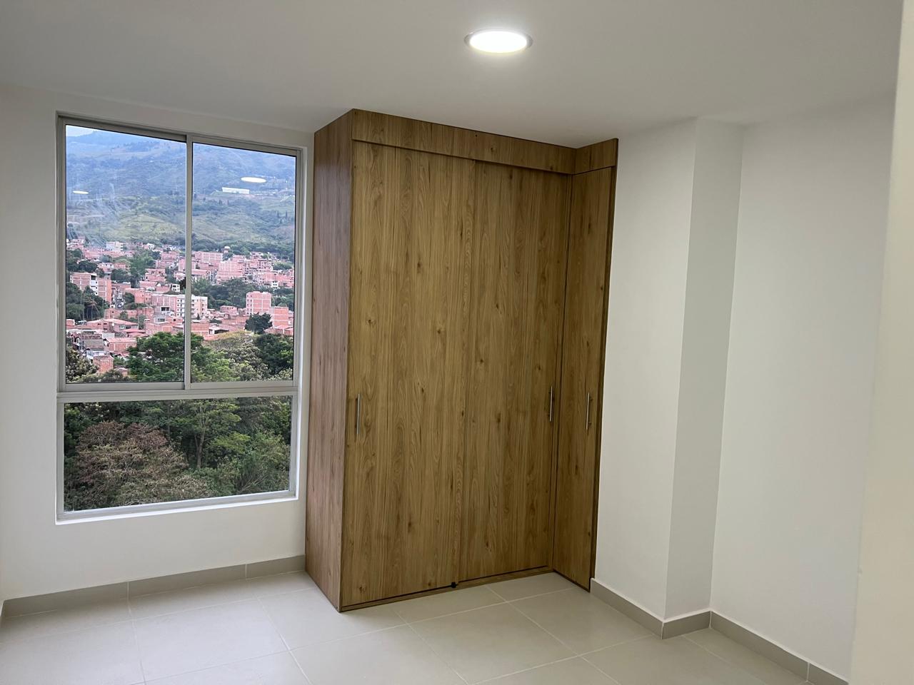 Clóset y ventana con vista de la habitación principal