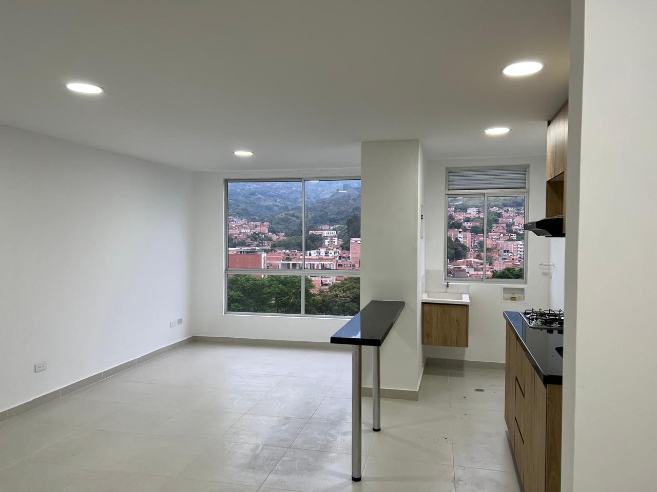 Vista real de la sala y la cocina