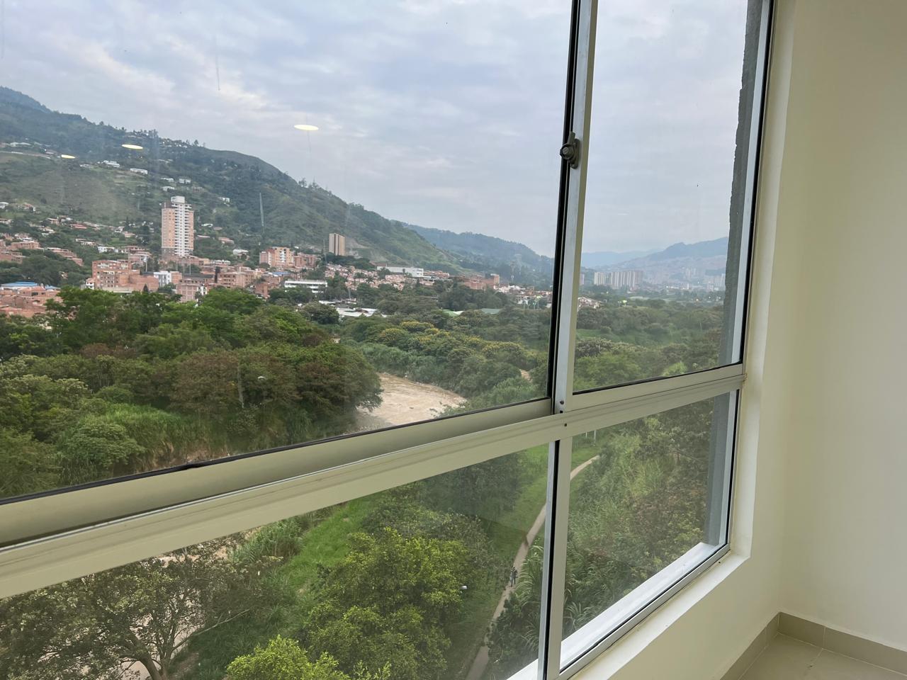 Vista desde la sala hacia el río y la zona verde