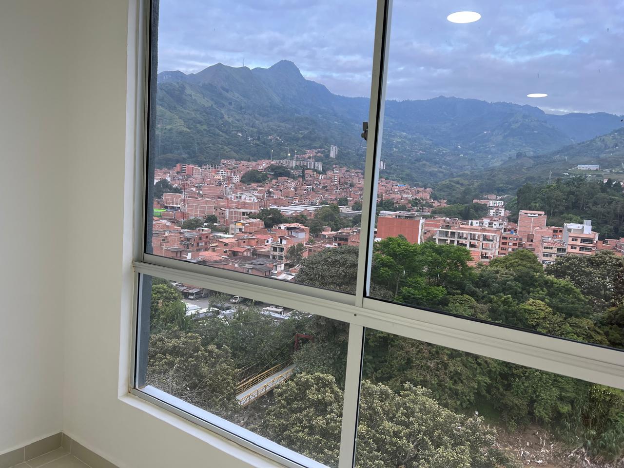 Vista desde la ventana de la sala hacia las montañas